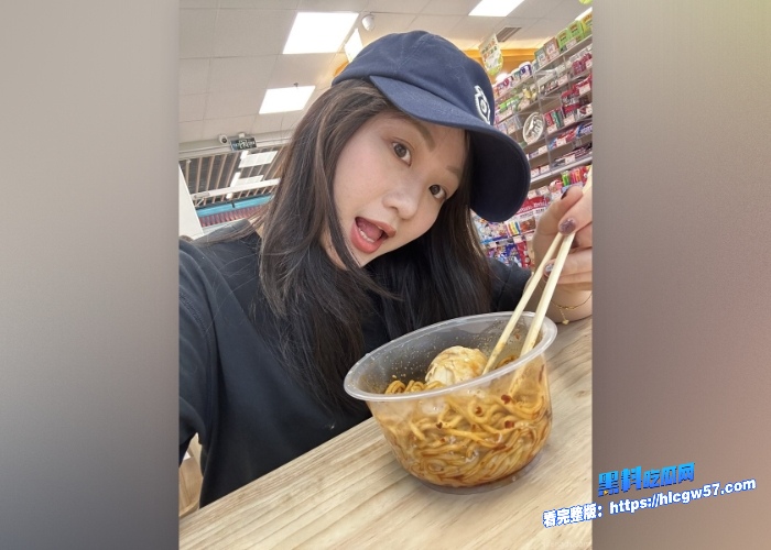 推特高颜值反差女网红依依私密生活照露点福利曝光日常喜欢穿各种丝袜擦边居多 图32