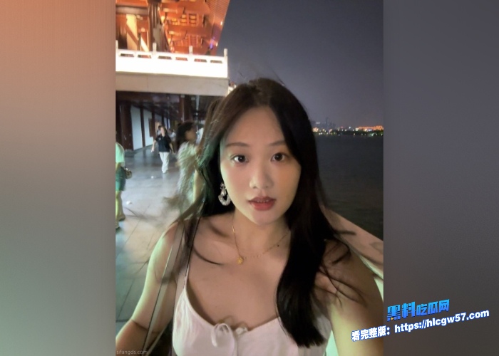 推特高颜值反差女网红依依私密生活照露点福利曝光日常喜欢穿各种丝袜擦边居多 图33