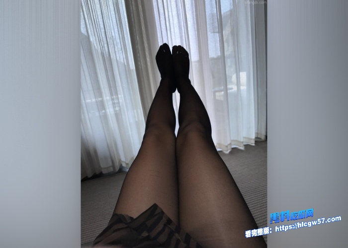 推特高颜值反差女网红依依私密生活照露点福利曝光日常喜欢穿各种丝袜擦边居多 图58