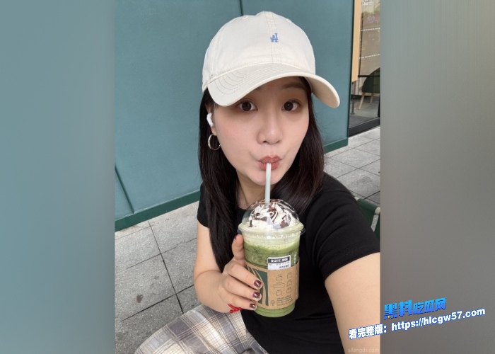 推特高颜值反差女网红依依私密生活照露点福利曝光日常喜欢穿各种丝袜擦边居多 图73