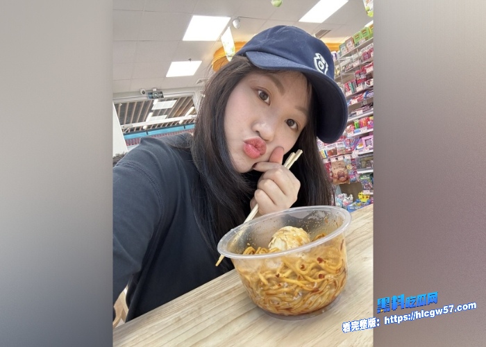 推特高颜值反差女网红依依私密生活照露点福利曝光日常喜欢穿各种丝袜擦边居多 图81