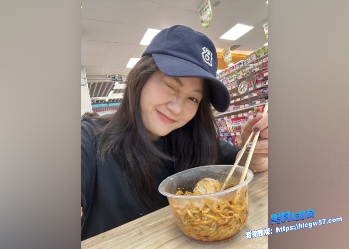 推特高颜值反差女网红依依私密生活照露点福利曝光日常喜欢穿各种丝袜擦边居多 图82