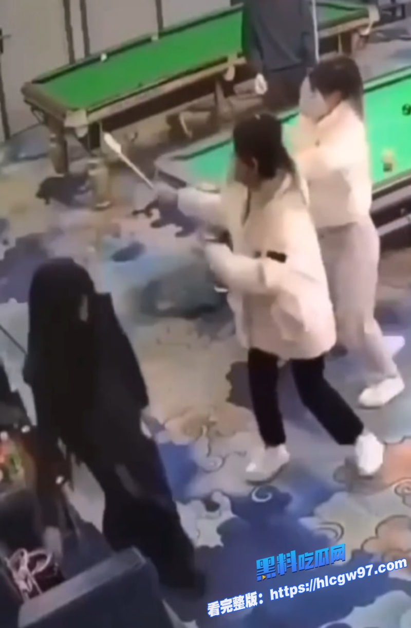 抖音万人求暴躁国服刀妹两女子台球厅持双刀砍翻一名女生下手超狠都给整毁容了远离精神小妹3