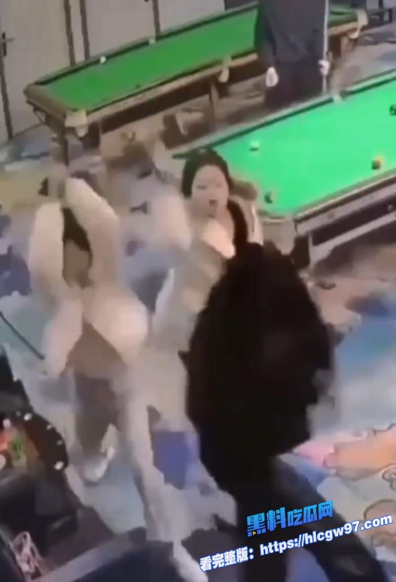 抖音万人求暴躁国服刀妹两女子台球厅持双刀砍翻一名女生下手超狠都给整毁容了远离精神小妹5