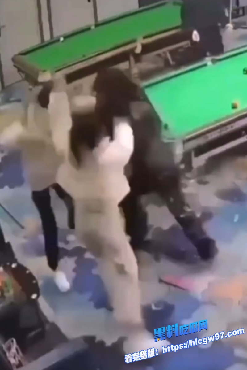 抖音万人求暴躁国服刀妹两女子台球厅持双刀砍翻一名女生下手超狠都给整毁容了远离精神小妹7