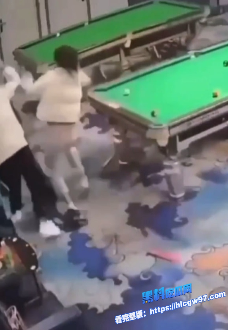 抖音万人求暴躁国服刀妹两女子台球厅持双刀砍翻一名女生下手超狠都给整毁容了远离精神小妹9
