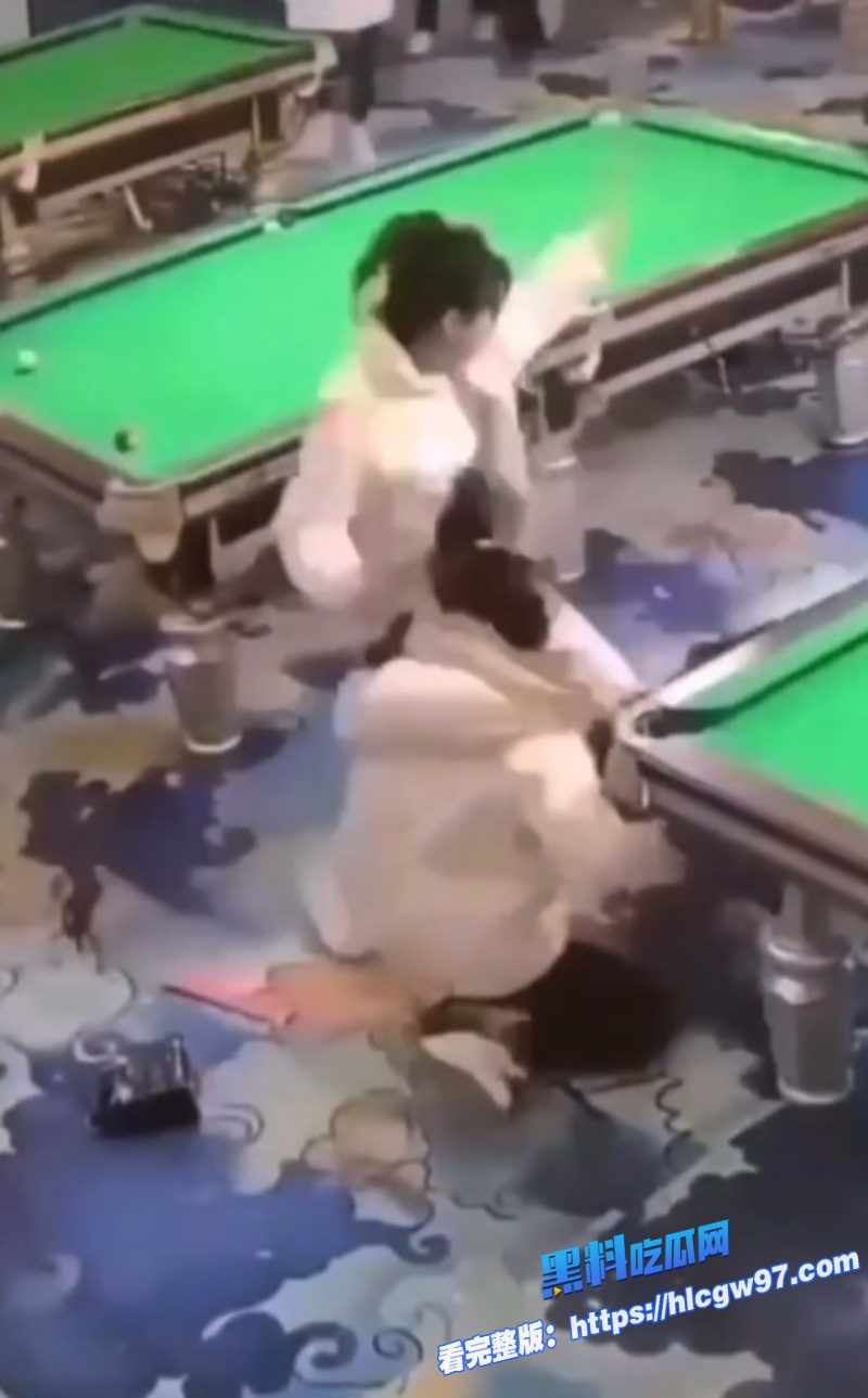 抖音万人求暴躁国服刀妹两女子台球厅持双刀砍翻一名女生下手超狠都给整毁容了远离精神小妹10
