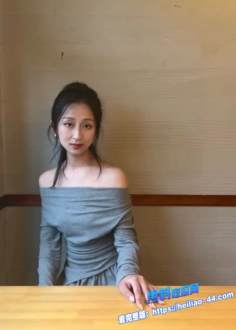 饥渴黑丝人妻出轨曝光震动棒玩弄骚穴纯情少妇私下展示反差一面露脸做爱淫技堪比AV女优4 饥渴黑丝人妻出轨曝光震动棒玩弄骚穴纯情少妇私下展示反差一面露脸做爱淫技堪比AV女优4