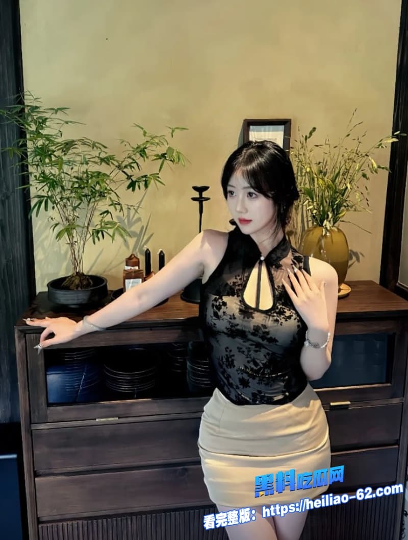 高颜值极品淫妻为捞金拉来巨屌黑人一起直播性爱全程遭各种姿势暴力打桩1