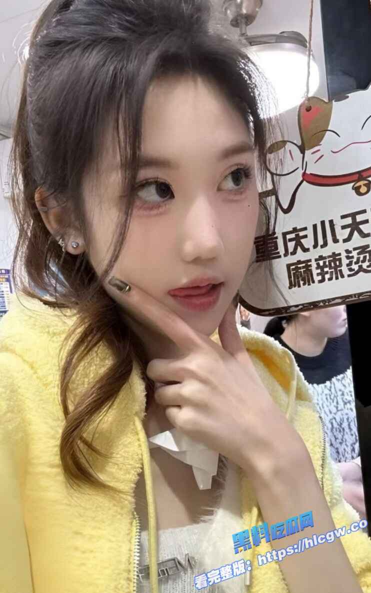 重庆大学超高颜值学妹 徐紫茵 平时看着生人勿进的样子 私下和男友视频曝光！图4