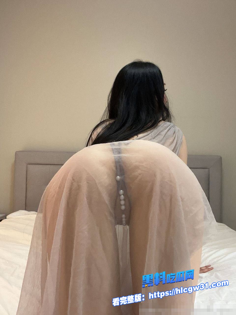 高颜值少妇 丝袜情趣内衣用超大假屌自慰 简直是让越看越硬 实在是诱人！ (8)