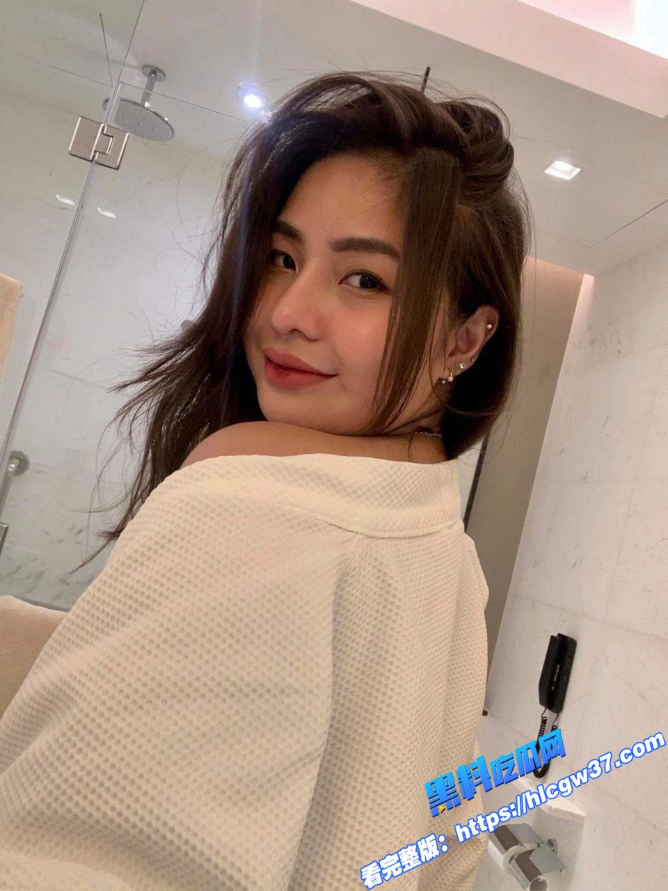 东南亚高颜值少妇 在厕所私拍自慰裸舞视频流出 极品身材掰穴扣小黑逼!图2 东南亚高颜值少妇 在厕所私拍自慰裸舞视频流出 极品身材掰穴扣小黑逼!图2