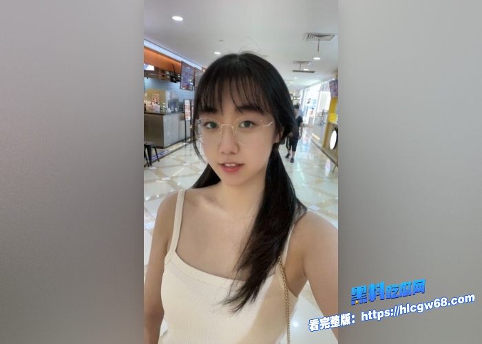 江苏无锡清纯眼镜学生妹分手后遭渣男曝光性爱视频看着像个学霸私底下真骚握着肉棒就是一顿啃 图2 江苏无锡清纯眼镜学生妹分手后遭渣男曝光性爱视频看着像个学霸私底下真骚握着肉棒就是一顿啃 图2