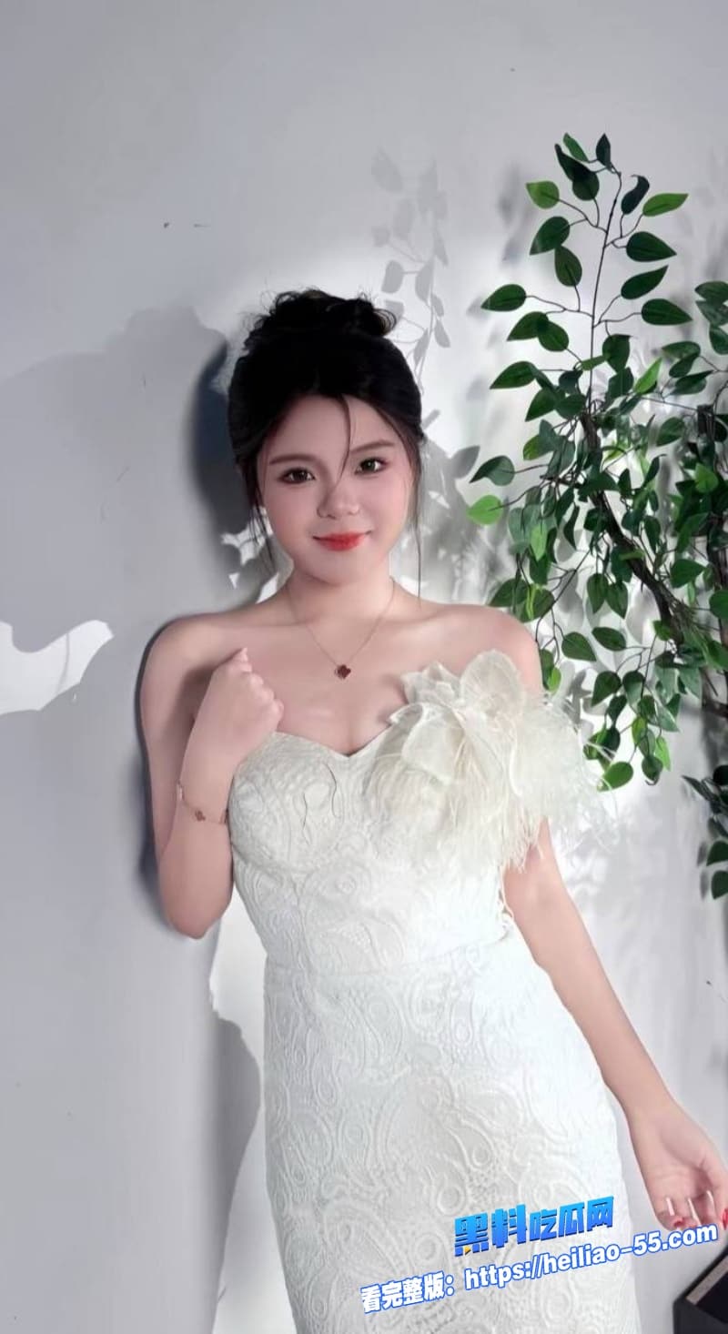 海角兄妹乱伦妹妹再打游戏哥哥性欲大起直接过来开干还让她开着麦也太刺激了1