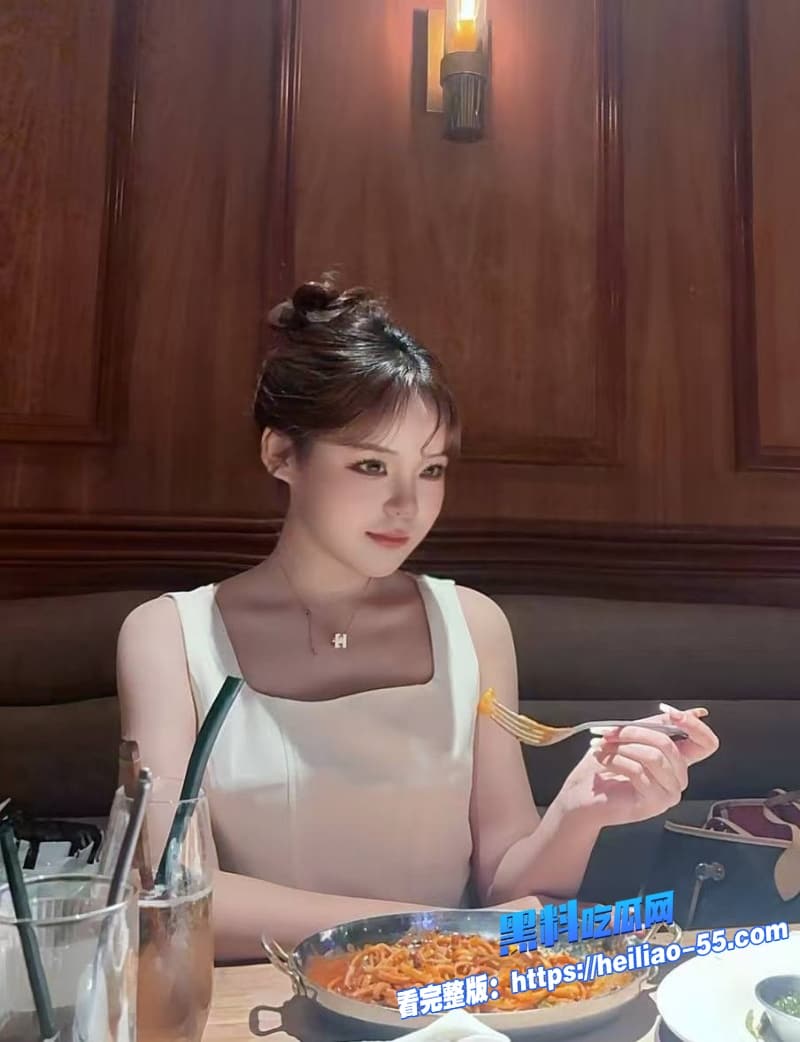海角兄妹乱伦妹妹再打游戏哥哥性欲大起直接过来开干还让她开着麦也太刺激了3