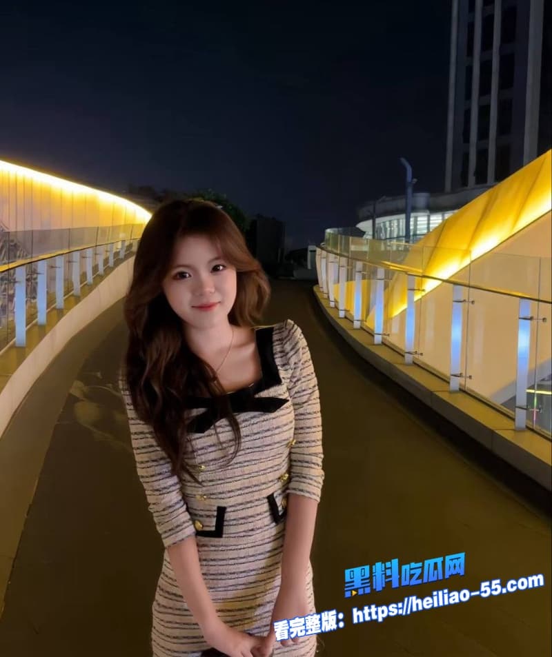 海角兄妹乱伦妹妹再打游戏哥哥性欲大起直接过来开干还让她开着麦也太刺激了5
