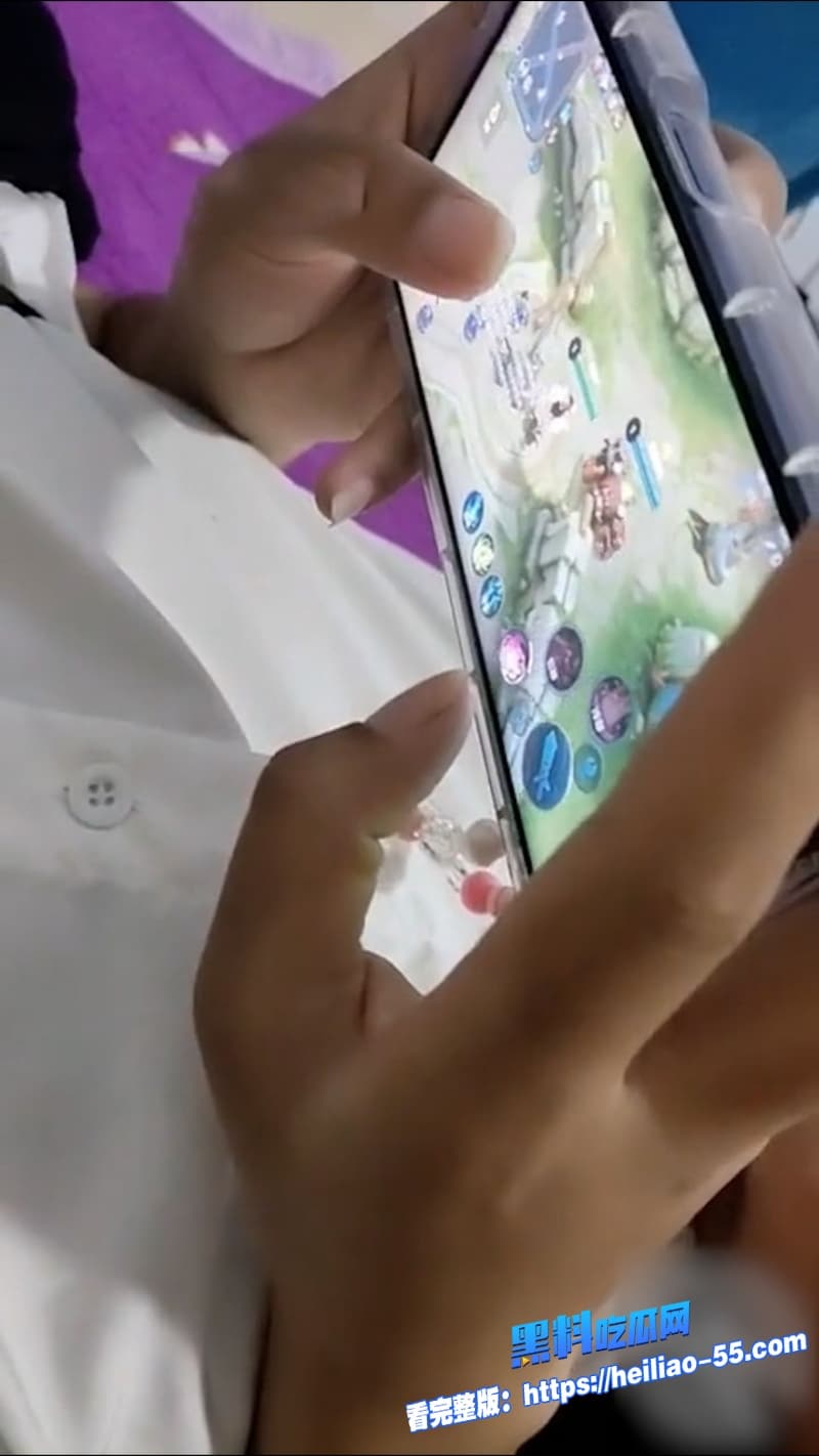 海角兄妹乱伦妹妹再打游戏哥哥性欲大起直接过来开干还让她开着麦也太刺激了6