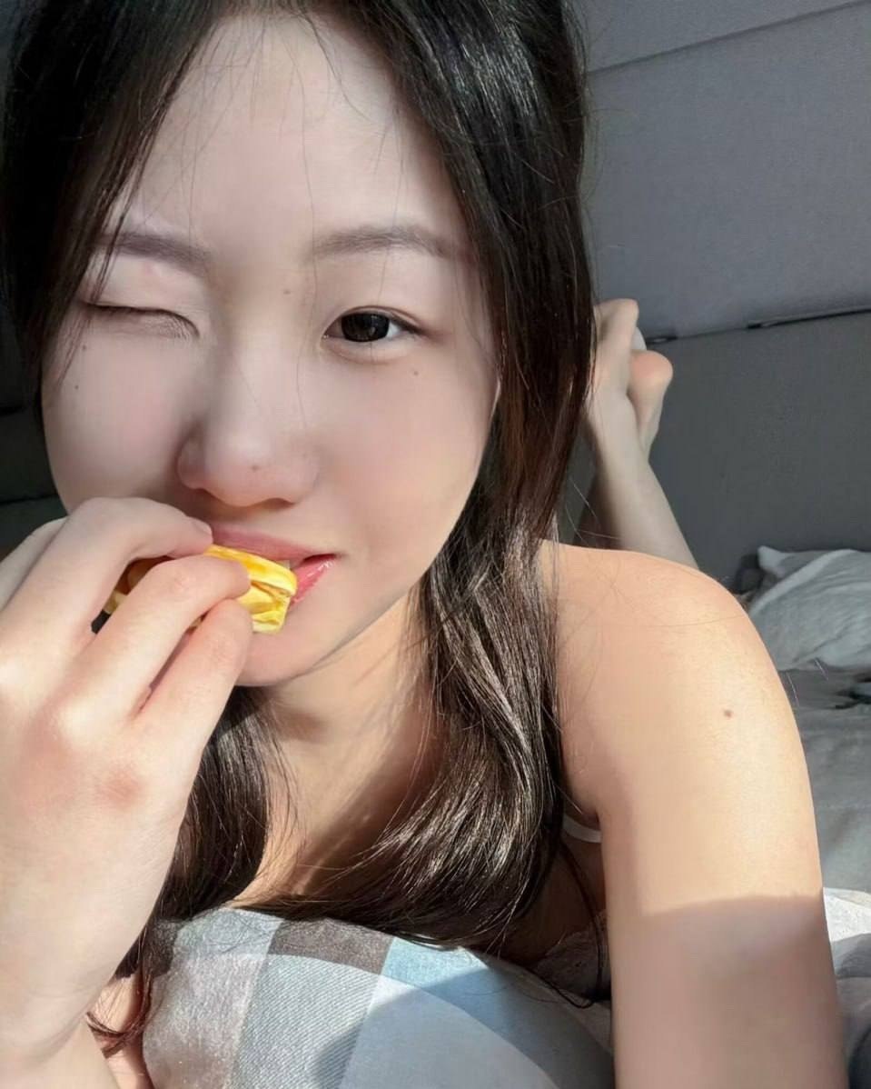 超可爱极品女大学生！圆润福气脸蛋背地却是个反差母狗！