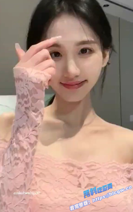 抖音网红 裴南玮  女神身穿黑丝与榜一大哥玩多P 彻底沦为大哥的母狗！图1