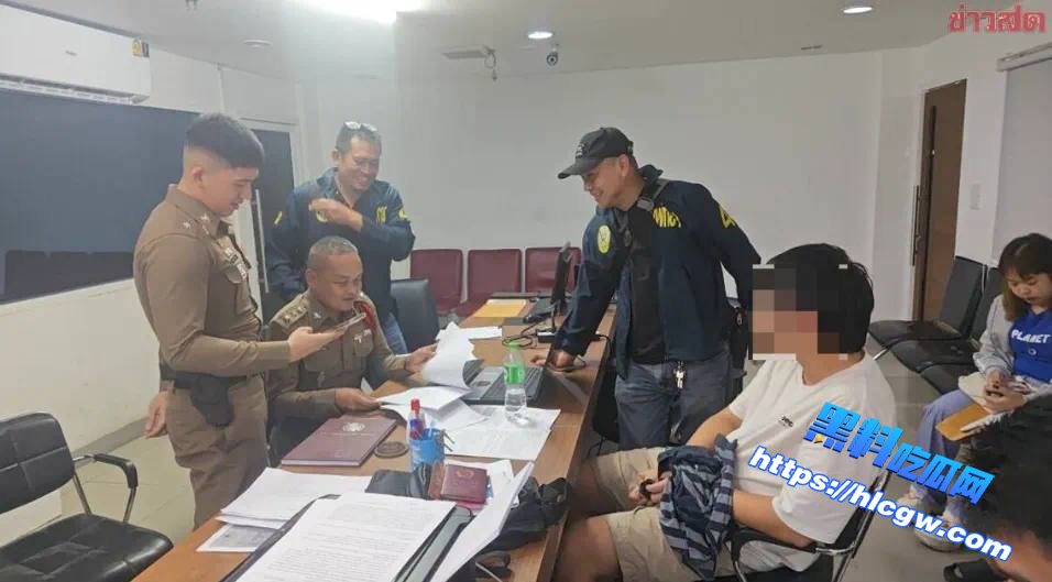 中国男子因涉嫌电诈在芭堤雅取钱时被捕 现场查获近百万铢现金！01