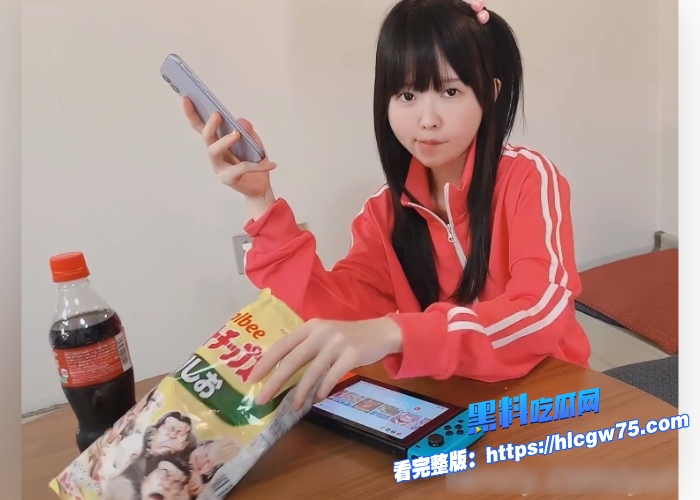日本超火萝莉yurinslittlepeach无码新作青涩少女被大叔后入爆操同时摆出各种表情打卡拍照1