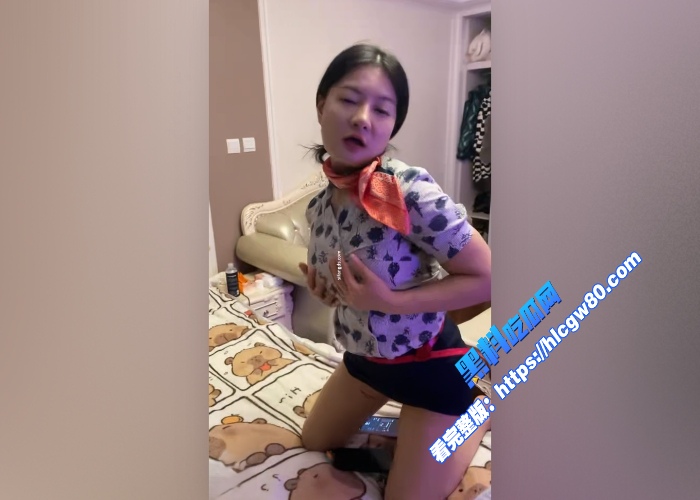 东方航空乘务长老骚货一个下了飞机直奔头等舱乘客家里上演激情大戏肉丝足交舔脚被大哥开发后门肛交 图1