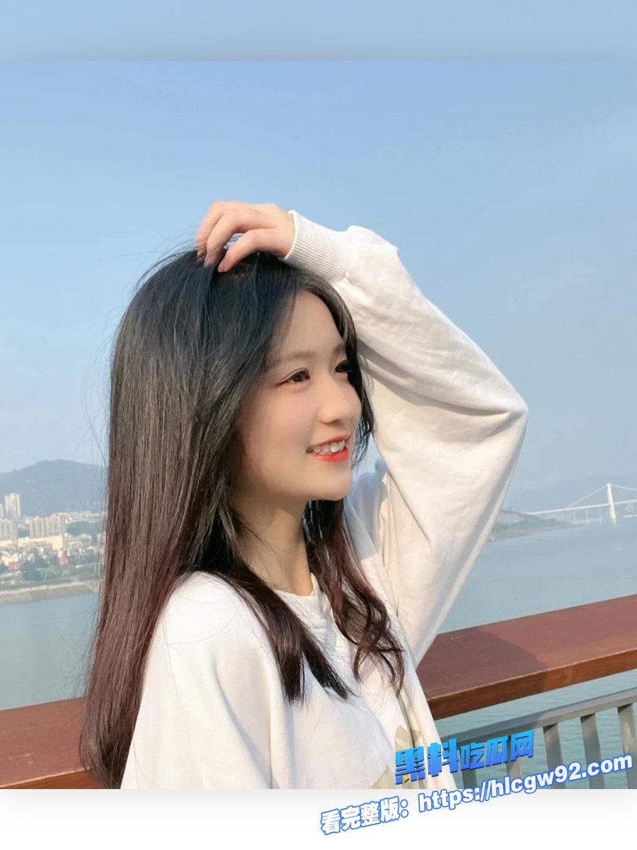 精神小妹为了生活竟然直接开启黄播下海上演群p大战1
