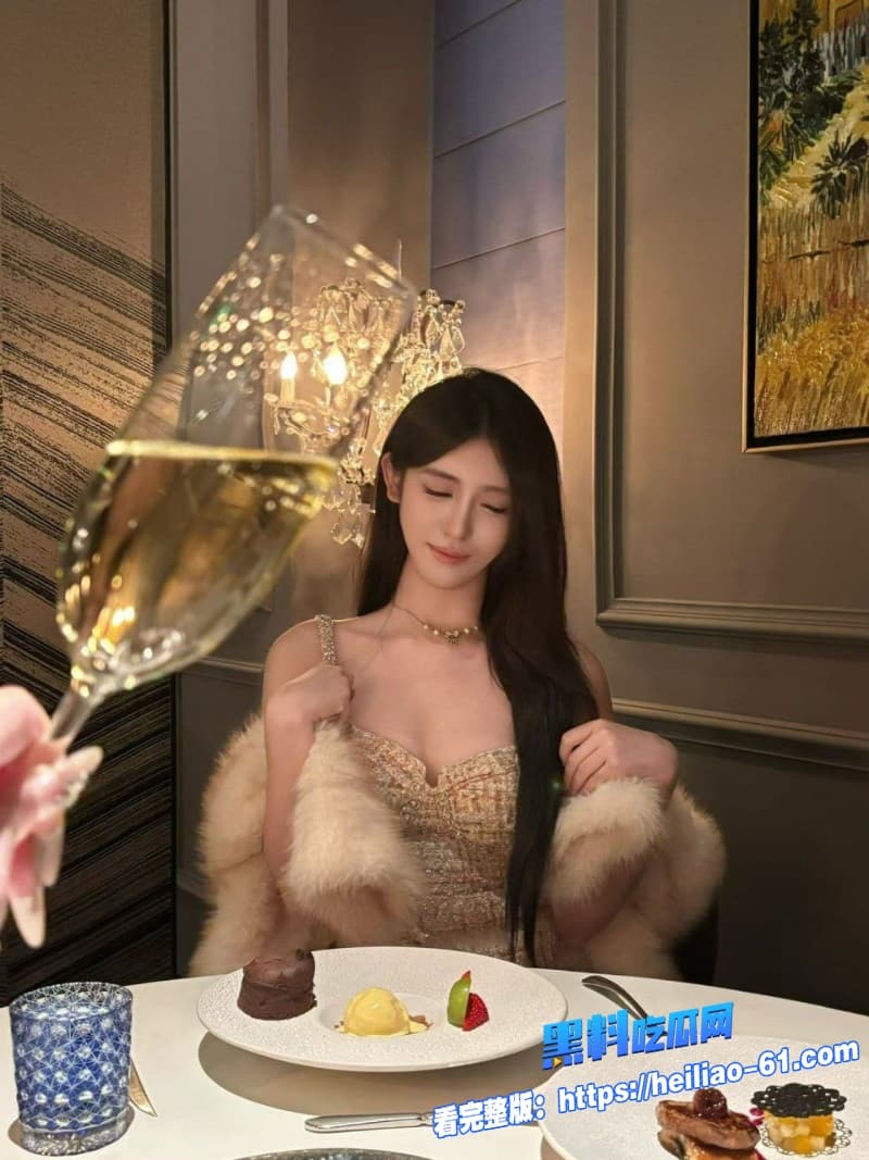 海角乱伦大神最新巨作家有迷人小嫂哥哥满足不了我直接满足嫂子酒店内用香蕉疯狂抽插3