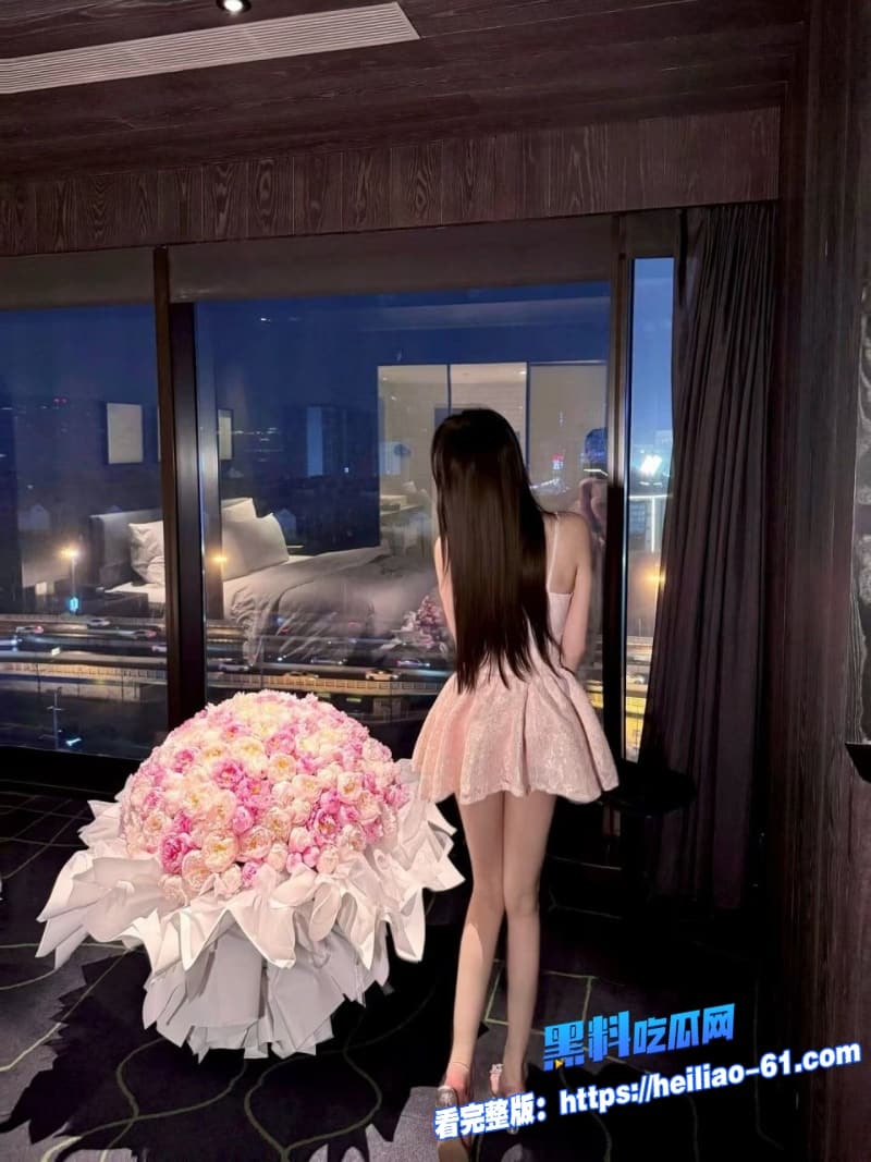 海角乱伦大神最新巨作家有迷人小嫂哥哥满足不了我直接满足嫂子酒店内用香蕉疯狂抽插5