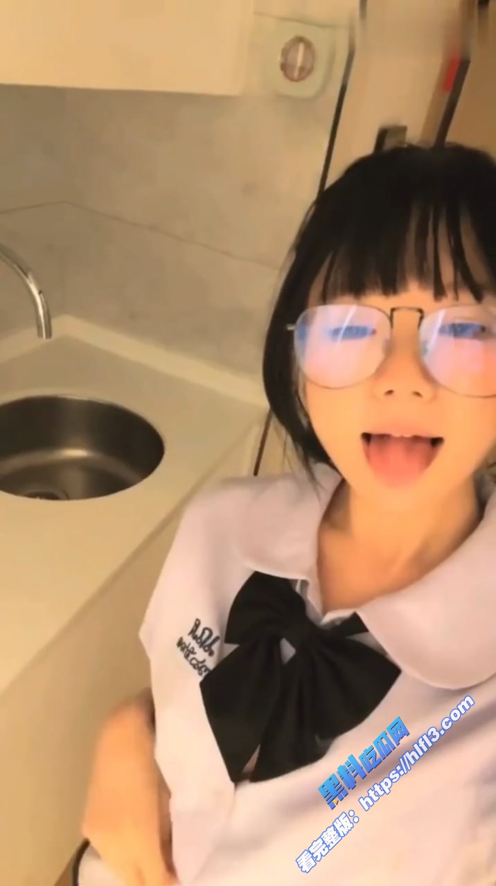 极品二次元少女  吃一口小布丁 直播大秀嫩穴 无毛逼跳蛋自慰高潮喷水！1