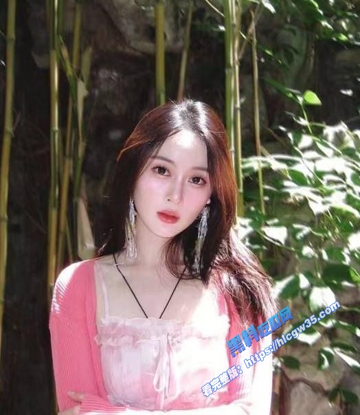 河北艺术职业学院 王丽莎 不雅视频流出  穿着开档黑丝被后入爆操 最后颜射小骚脸！ 1