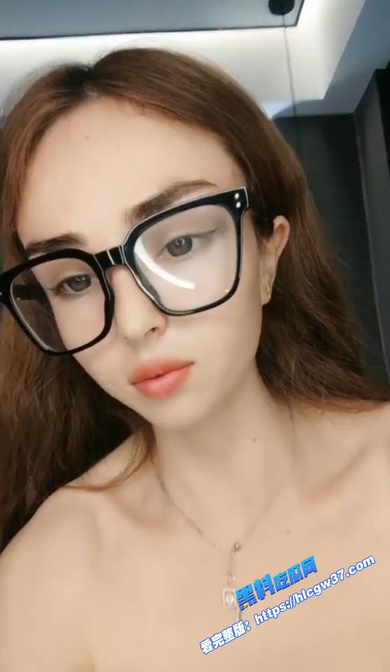 新疆美女黄播瘦啦啦和男友酒店无套啪啪视频流出丝袜美腿苗条身材抱着操 图1