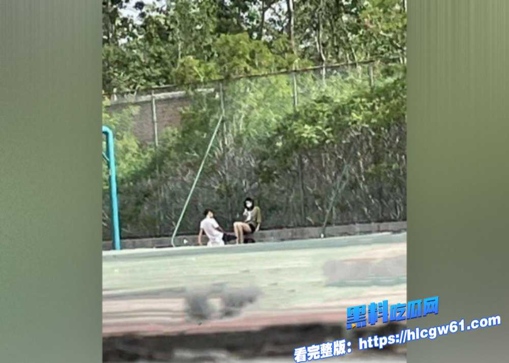 山东工程职业技术大学的学生小情侣竟然在田径场的草坪上玩起了激情游戏结果却被偷拍了这俩人的胆子也太大了吧 4 山东工程职业技术大学的学生小情侣竟然在田径场的草坪上玩起了激情游戏结果却被偷拍了这俩人的胆子也太大了吧 4