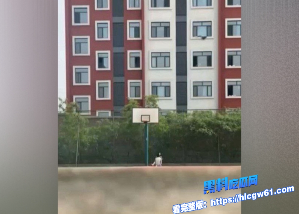 山东工程职业技术大学的学生小情侣竟然在田径场的草坪上玩起了激情游戏结果却被偷拍了这俩人的胆子也太大了吧 6 山东工程职业技术大学的学生小情侣竟然在田径场的草坪上玩起了激情游戏结果却被偷拍了这俩人的胆子也太大了吧 6
