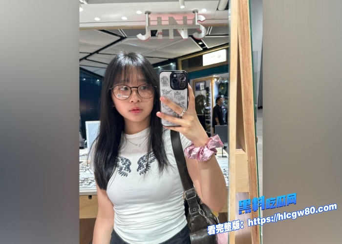 香港眼镜学生妹朱双双全网在找的完整版不雅视频白嫩学生妹极致反差在宿舍被男友抬起腿爆插 图4 香港眼镜学生妹朱双双全网在找的完整版不雅视频白嫩学生妹极致反差在宿舍被男友抬起腿爆插 图4