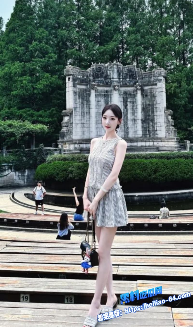 高颜值反差女神性爱视频流出全程露脸一字马姿势遭男友疯狂爆操一脸享受的表情太淫荡了4
