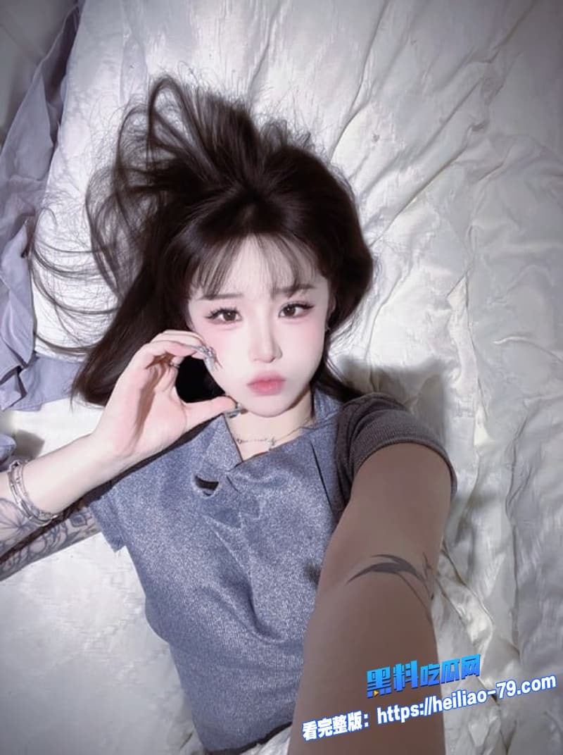 高颜值反差女神约炮视频流出一边做着爱一边和闺蜜打电话反差感直接拉满1 高颜值反差女神约炮视频流出一边做着爱一边和闺蜜打电话反差感直接拉满1