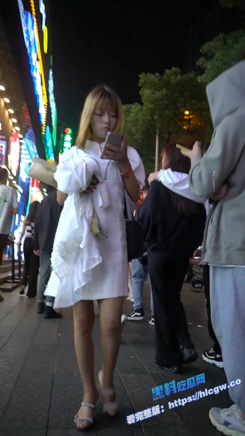 街头抄底偷拍！大街抄底短裙美女有惊喜 无内肥美鲍鱼口吐白沫 这是刚被内射完？1