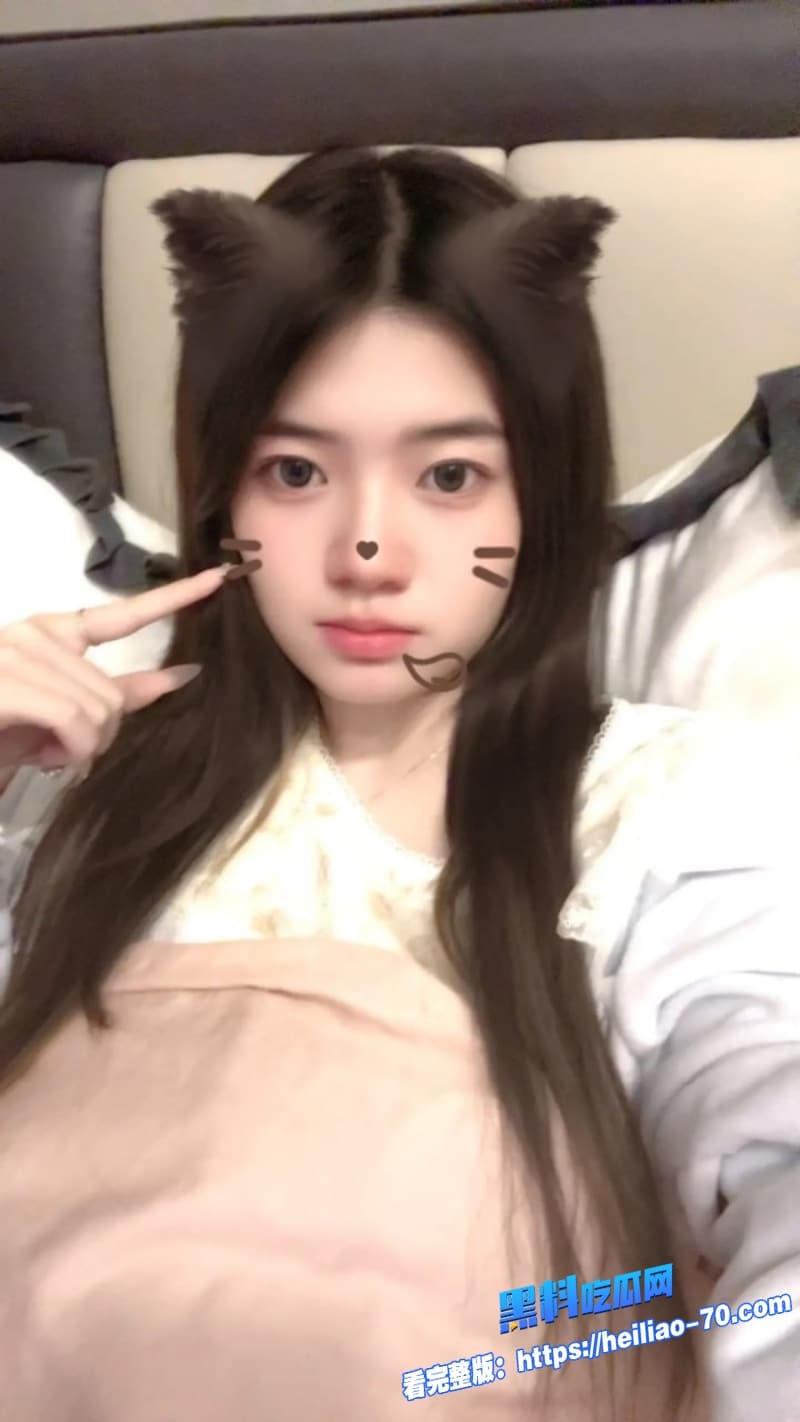 黄毛精神小妹酒店和男友自拍性爱JK制服肉丝口足齐上猛骑后入无套中出2