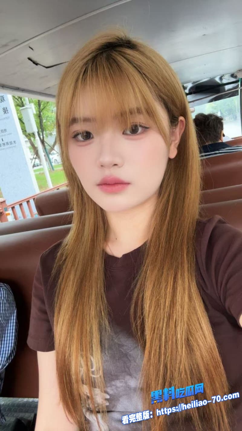 黄毛精神小妹酒店和男友自拍性爱JK制服肉丝口足齐上猛骑后入无套中出4