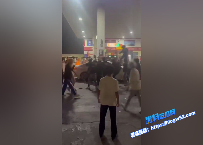 山东临沂五路中鲁石化加油站 发生恶性暴力群殴事件 数十名年轻人使用钢管打砸了一辆宝马车 具体原因还在调查1 山东临沂五路中鲁石化加油站 发生恶性暴力群殴事件 数十名年轻人使用钢管打砸了一辆宝马车 具体原因还在调查1