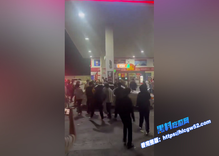 山东临沂五路中鲁石化加油站 发生恶性暴力群殴事件 数十名年轻人使用钢管打砸了一辆宝马车 具体原因还在调查2 山东临沂五路中鲁石化加油站 发生恶性暴力群殴事件 数十名年轻人使用钢管打砸了一辆宝马车 具体原因还在调查2