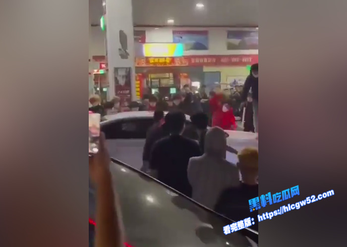 山东临沂五路中鲁石化加油站 发生恶性暴力群殴事件 数十名年轻人使用钢管打砸了一辆宝马车 具体原因还在调查3 山东临沂五路中鲁石化加油站 发生恶性暴力群殴事件 数十名年轻人使用钢管打砸了一辆宝马车 具体原因还在调查3
