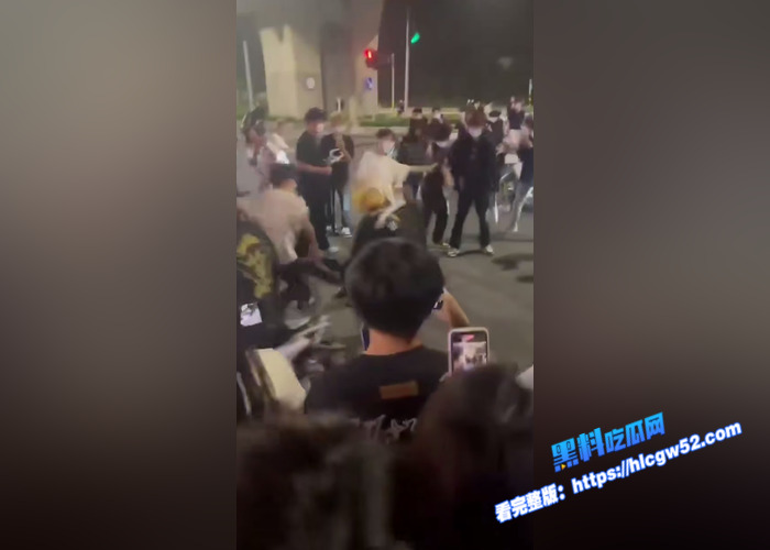 山东临沂五路中鲁石化加油站 发生恶性暴力群殴事件 数十名年轻人使用钢管打砸了一辆宝马车 具体原因还在调查4 山东临沂五路中鲁石化加油站 发生恶性暴力群殴事件 数十名年轻人使用钢管打砸了一辆宝马车 具体原因还在调查4