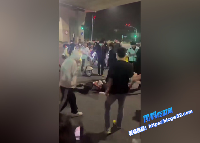 山东临沂五路中鲁石化加油站 发生恶性暴力群殴事件 数十名年轻人使用钢管打砸了一辆宝马车 具体原因还在调查5 山东临沂五路中鲁石化加油站 发生恶性暴力群殴事件 数十名年轻人使用钢管打砸了一辆宝马车 具体原因还在调查5