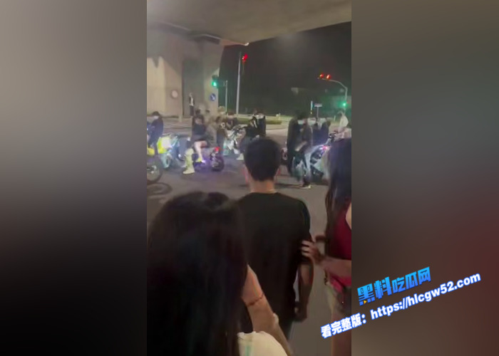 山东临沂五路中鲁石化加油站 发生恶性暴力群殴事件 数十名年轻人使用钢管打砸了一辆宝马车 具体原因还在调查6 山东临沂五路中鲁石化加油站 发生恶性暴力群殴事件 数十名年轻人使用钢管打砸了一辆宝马车 具体原因还在调查6