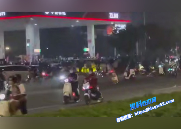 山东临沂五路中鲁石化加油站 发生恶性暴力群殴事件 数十名年轻人使用钢管打砸了一辆宝马车 具体原因还在调查7 山东临沂五路中鲁石化加油站 发生恶性暴力群殴事件 数十名年轻人使用钢管打砸了一辆宝马车 具体原因还在调查7