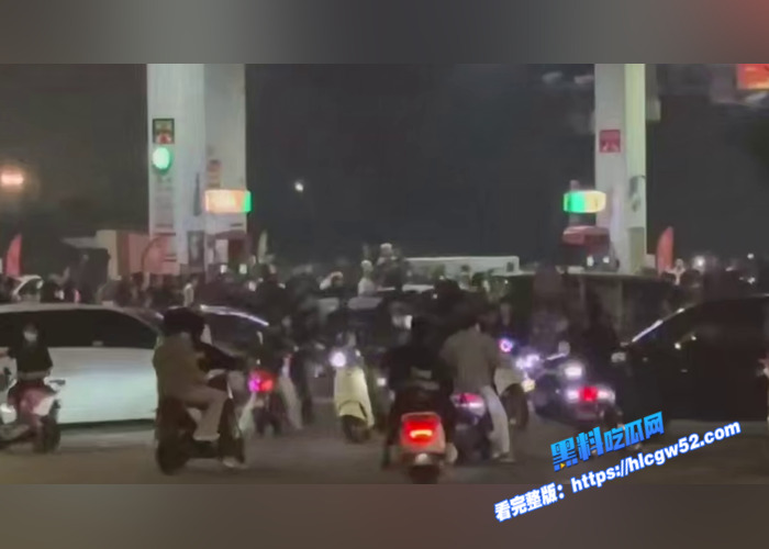 山东临沂五路中鲁石化加油站 发生恶性暴力群殴事件 数十名年轻人使用钢管打砸了一辆宝马车 具体原因还在调查8 山东临沂五路中鲁石化加油站 发生恶性暴力群殴事件 数十名年轻人使用钢管打砸了一辆宝马车 具体原因还在调查8