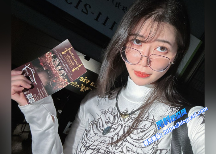 香港福利姬 Hieey 帝国上尉会员福利合集泄露 巨乳尤物COS服道具自慰 揉胸画面诱惑爆表36
