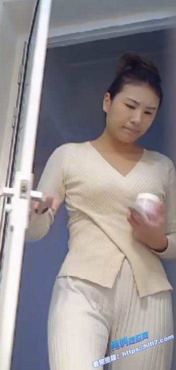 真实洗澡偷拍！猥琐房东暗藏摄像头 偷窥丰满的少妇洗澡 奶子够大鲍鱼丰满 让人鸡动！2